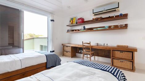 Hermosa casa, con seis suites, en un condominio frente al mar