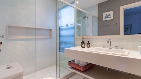 Hermosa casa, con seis suites, en un condominio frente al mar