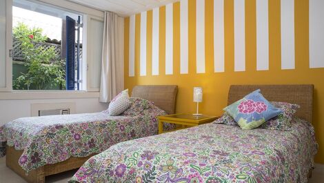 Beautiful house with four suites in Condominium