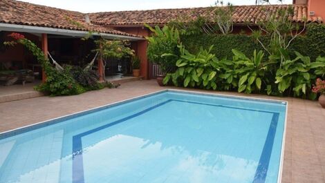 Linda casa com cinco suítes, de frente para o mar