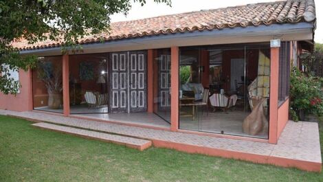 Linda casa com cinco suítes, de frente para o mar