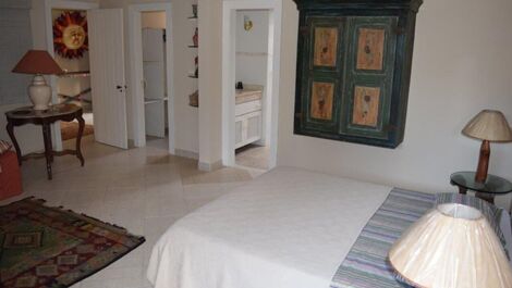 Linda casa com cinco suítes, de frente para o mar