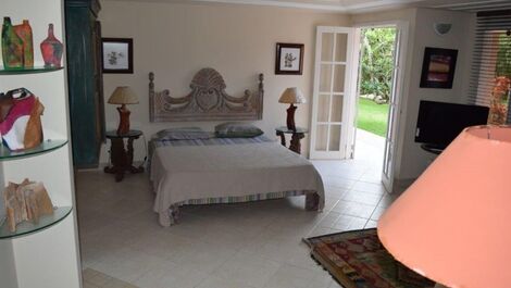 Linda casa com cinco suítes, de frente para o mar