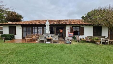 A charming house, in a condominium on the beach, Praia Rasa.