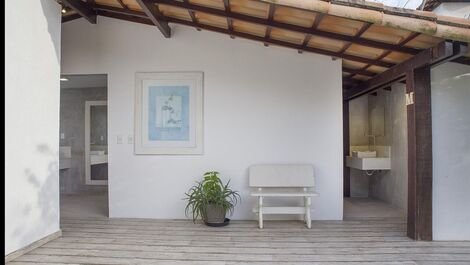 Beautiful house with five suites, right on the sand of Praia Rasa
