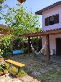 House in a closed condominium five minutes from the center of Ubatuba.