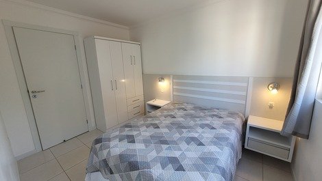 Apartamento de 2 dormitórios com ar condicionado,a 150 metros da praia