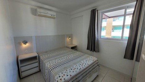 Apartamento de 2 dormitórios com ar condicionado,a 150 metros da praia
