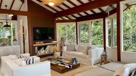 Cinematographic House Overlooking the Sea and Surrounded by Forest...