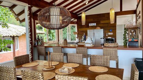 Cinematographic House Overlooking the Sea and Surrounded by Forest...