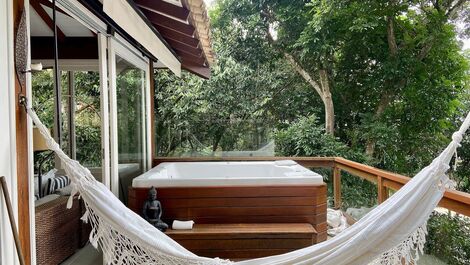 Cinematographic House Overlooking the Sea and Surrounded by Forest...