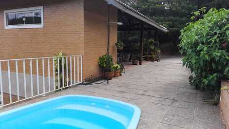 Vista da lateral junto a piscina privativa 