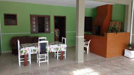 COMFORTABLE HOUSE THREE BLOCKS FROM THE BEACH IN GUARATUBA