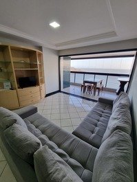 03 habitaciones, 1 suite con aire y 02 balcones frente al mar, 02 estacionamientos, internet