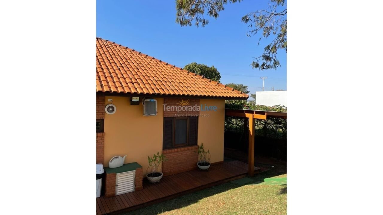 Casa para aluguel de temporada em Paranapanema (Condomínio Riviera Santa Cristina Setor Marina)