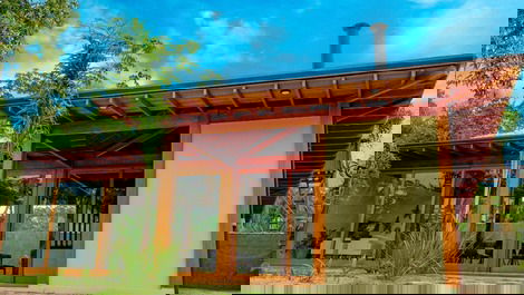 Beautiful house, Itamambuca Condominium, beach side.