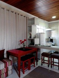 Mesa de jantar - visão da cozinha com cortina e persiana  blecaute