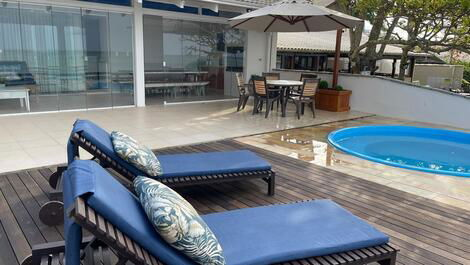 Casa a Beira no centro de Bombinhas com piscina