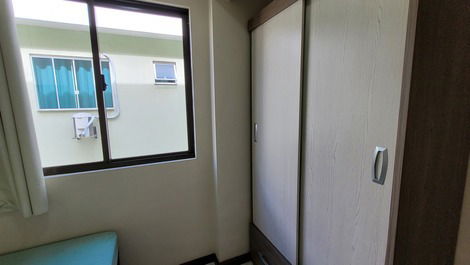 APARTAMENTO DE FRENTE LOCALIZADO A 200 METROS DO MAR DE BOMBAS