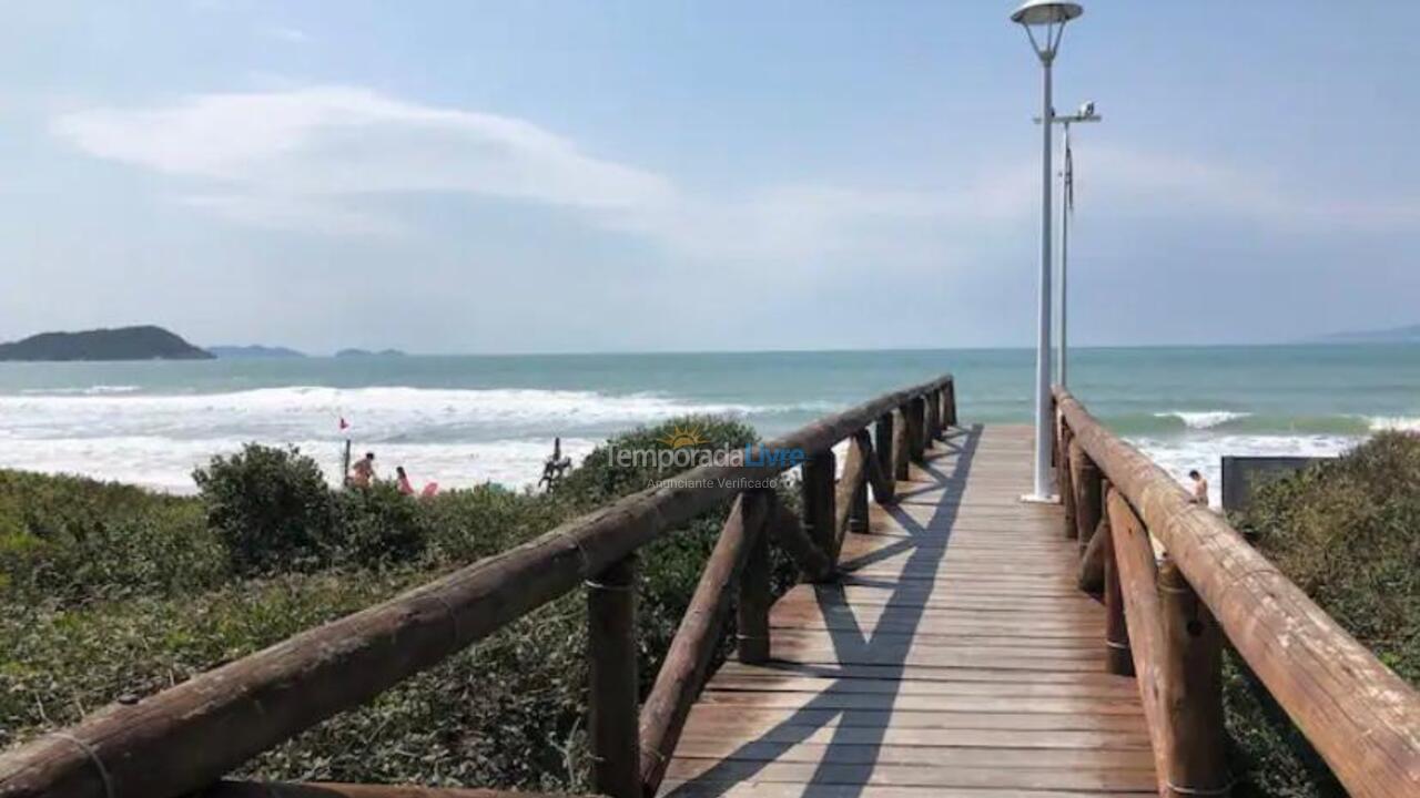Apartamento para aluguel de temporada em Governador Celso Ramos (Praia de Palmas)