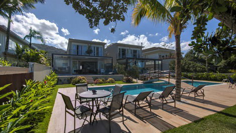 High Standard Rental - Foot in the sand at Juquehy beach