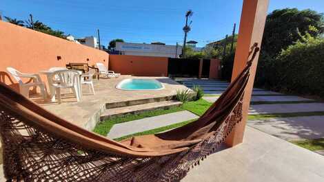 Duas casas, duas piscinas.