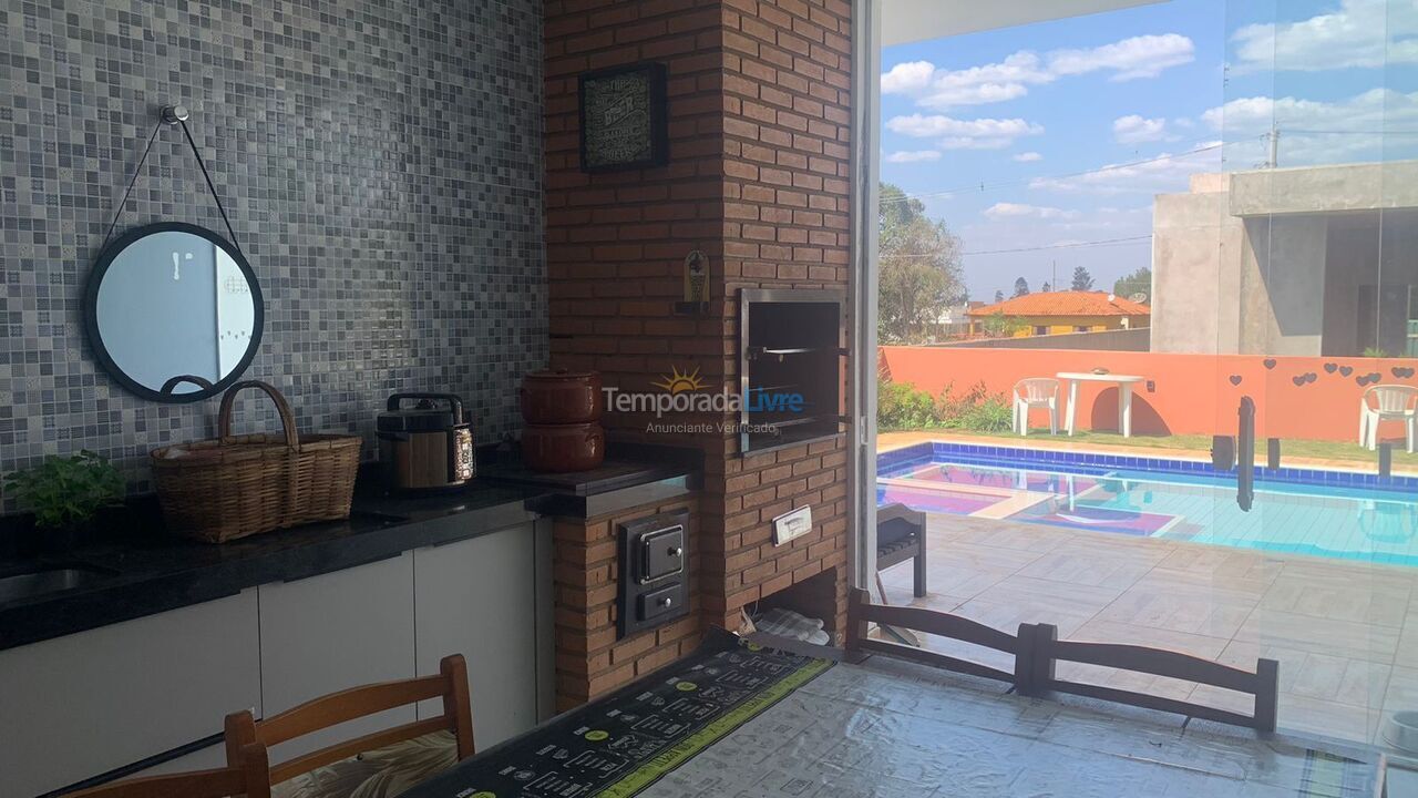 Casa para aluguel de temporada em Pardinho (São Paulo)