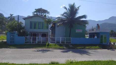 Apartamento junto al mar en Caraguatatuba.