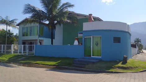 Apartamento junto al mar en Caraguatatuba.