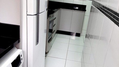 Imagem lavandeira/ cozinha. geladeira frost free, fogão, microondas e geladeira novos. assim como toda a cozinha planejada 