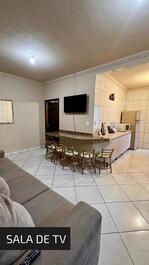 Ótima casa contendo 2 quartos com AC, WI-FI, churrasqueira