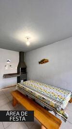 Ótima casa contendo 2 quartos com AC, WI-FI, churrasqueira