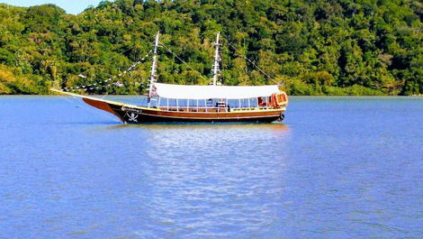 Passeio de barco no centro de bertioga