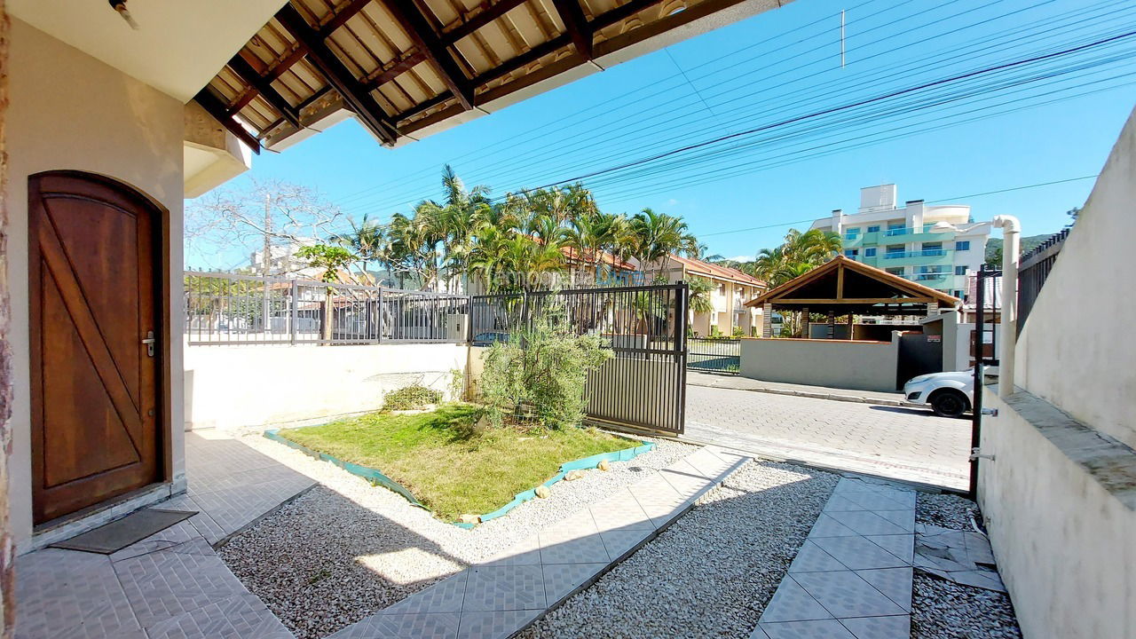 Casa para aluguel de temporada em Bombinhas (Praia de Bombas)