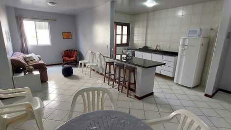 Apartamento 02 dormitórios na Av. principal de Bombas