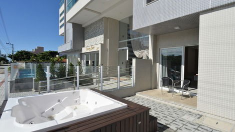 Garden Apartment with Private Jacuzzi 250m from the Beach