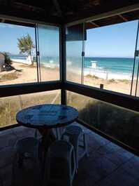 CASAS FRENTE AO MAR, Pé na areia e a 3 minutos caminhando até a lagoa.