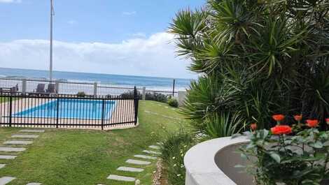 APARTAMENTO TRIPLEX FRENTE AL MAR CON PISCINA COLECTIVA