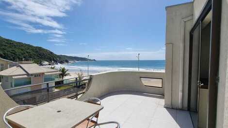 APARTAMENTO TRIPLEX FRENTE AL MAR CON PISCINA COLECTIVA