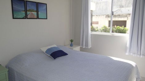 Apartamento 3 dormitórios a apenas 200m da praia do Mariscal