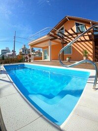 Excellent house with pool a few meters from the sea. Perfect for...