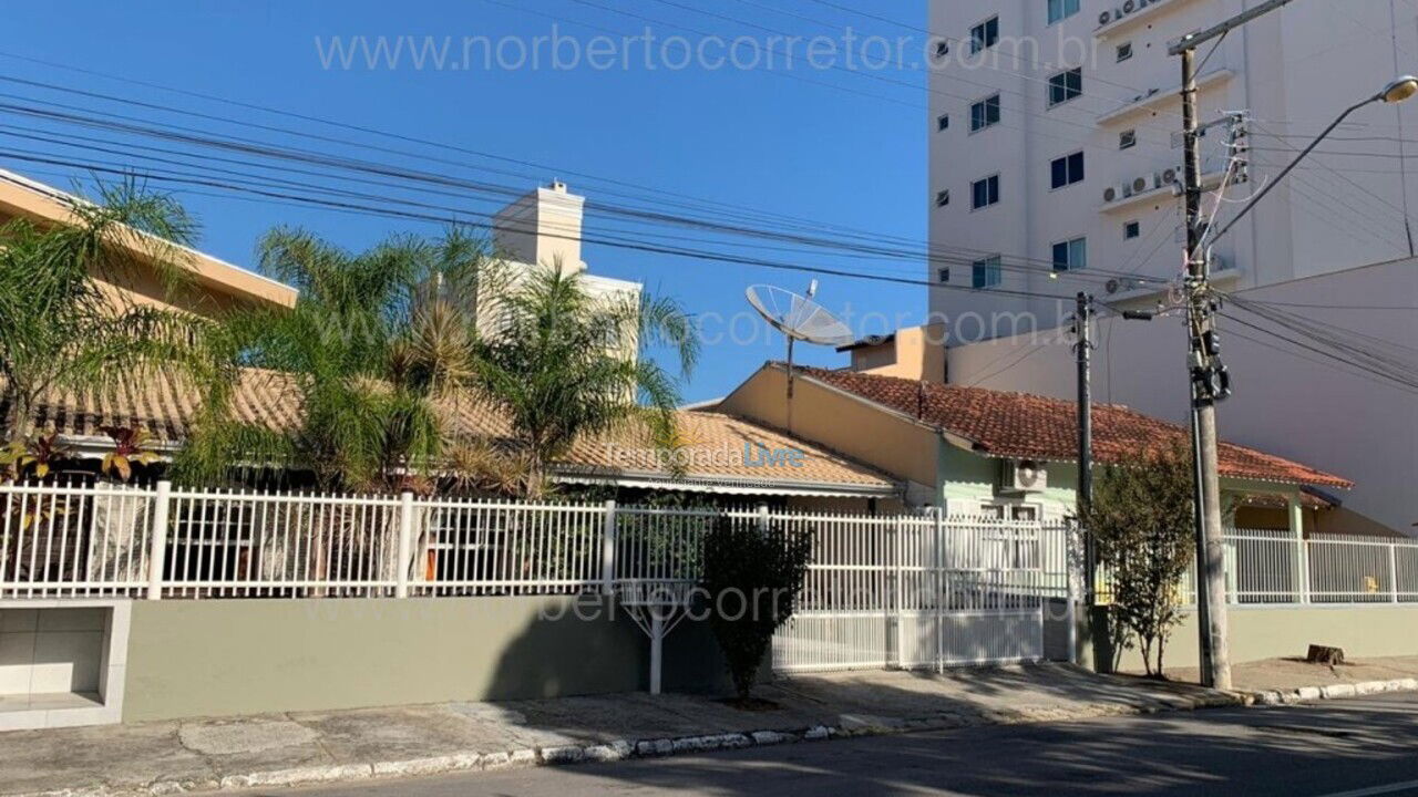 Casa para aluguel de temporada em Itapema (Meia Praia)