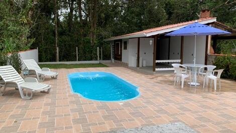 Casa de una sola planta con piscina en una calle tranquila en el condominio Morada da Praia