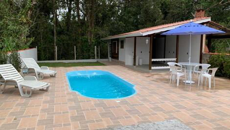 Casa terrea com piscina em rua tranquila do condominio Morada da Praia