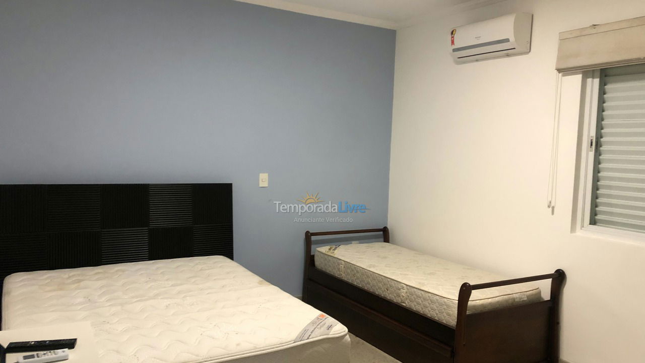 Apartamento para aluguel de temporada em Guarujá (Pitangueiras)