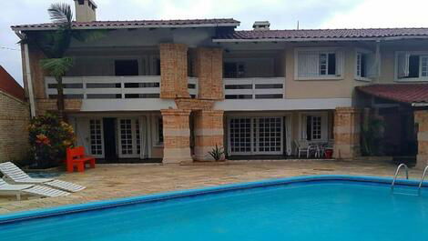 Casa 4 Dormitórios com Piscina, Mesa de Sinuca e Churrasqueira!