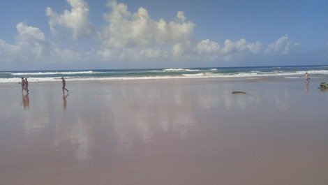 Praia com maré secando . 