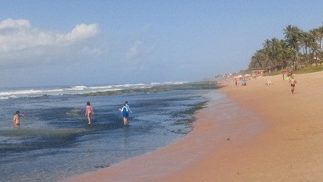 Praia com maré baixando , dia de semana 