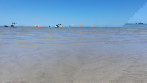 Praia mansa de aguas quente e esverdeada