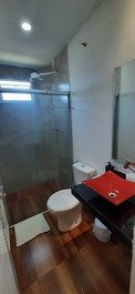 Banheiro com bancada de marmore e box blindex c chuveiro quente